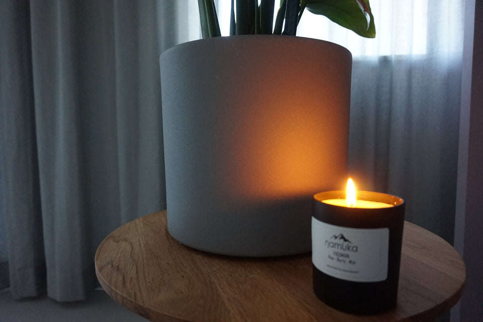 a vegan friendly scented candle using rapeseed wax and essential oils. 200 ml, burntime ca 55-60 hours. 