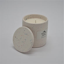 Afbeelding in Gallery-weergave laden, Porthgwidden 180ml geurkaars lichtgrijs gespikkeld